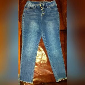 5 button closure, raw hemline, crop high waisted Royalty jeans size 6
